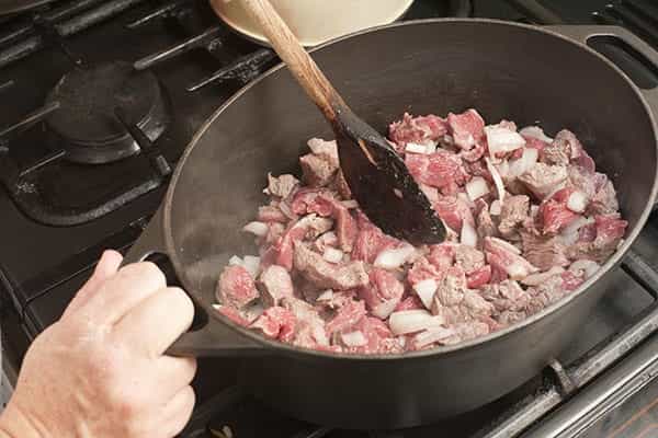 سرخ کردن پیاز با گوشت