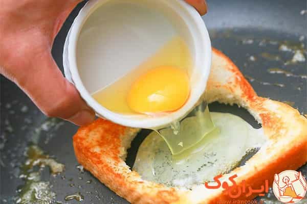 تخم مرغ در نان تست