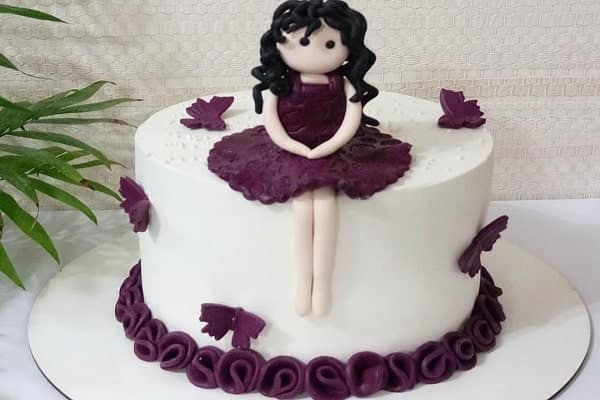 تزیین کیک تولد دخترانه عروسکی