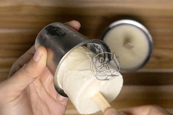 خارج کردن بستنی چوبی در قالب