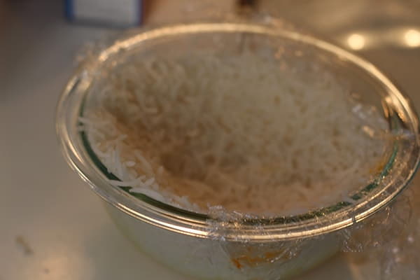ریختن برنج در قالب