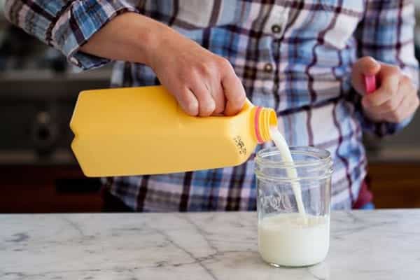 ریختن شیر در ظرف
