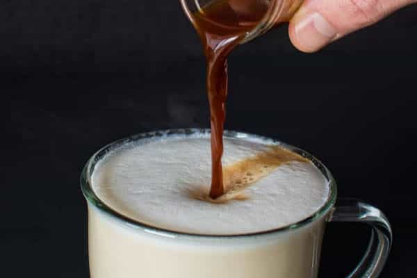 اضافه کردن قهوه به شیر