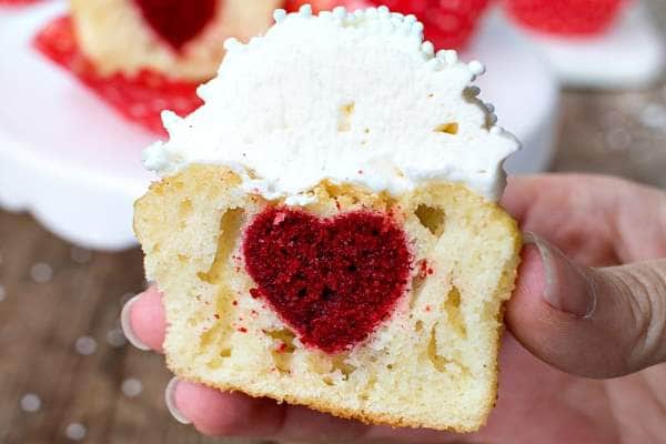 قلب داخل کاپ کیک