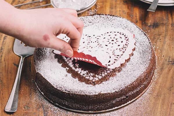 تزیین کیک با پودر قند و گیپور