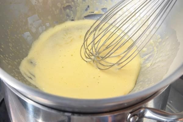 پختن زرده تخم مرغ به روش بن ماری