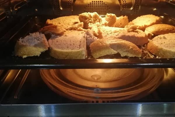 خشک کردن نان آرد سوخاری با فر