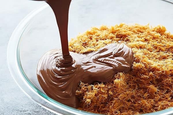 اضافه کردن شکلات آب شده به کادایف