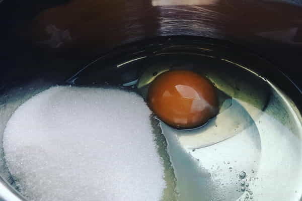 مخلوط کردن شکر تخم مرغ و روغن