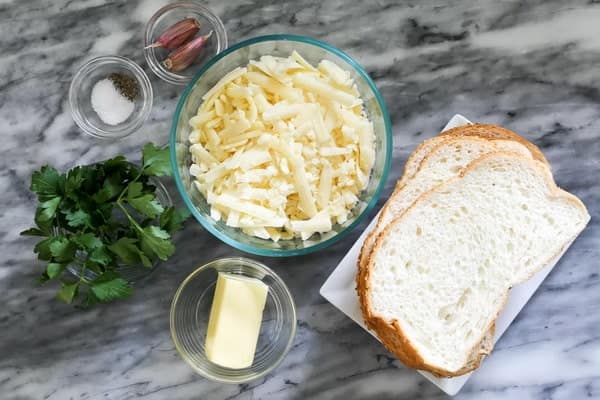 مواد اولیه برای تهیه ساندویچ نان سیر با پنیر برشته