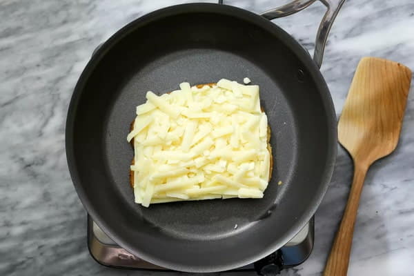 گذاشتن پنیر بر روی نان تست
