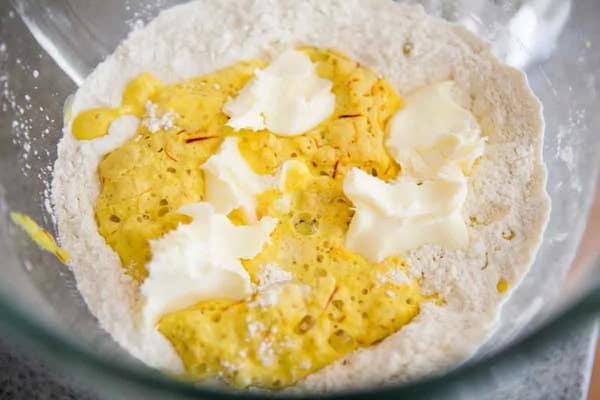 ترکیب مواد خشک، خامه و محلول شیر برای خمیر نان زعفرانی